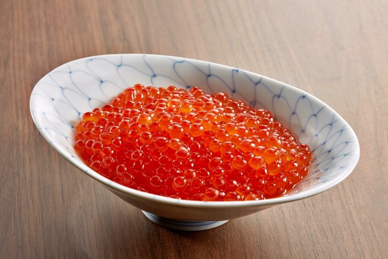 Красная икра на тарелке