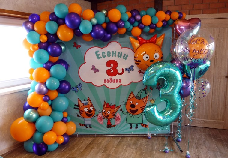 Фотозона три кота из шаров