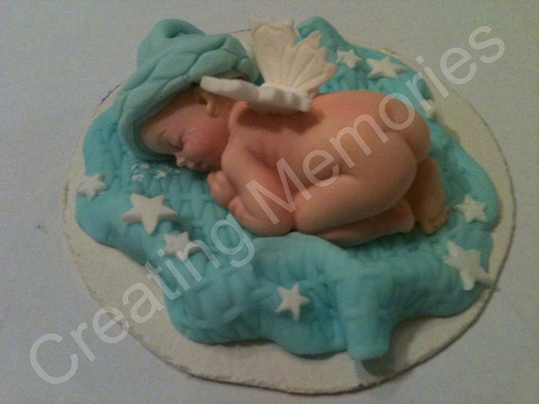 Младенец из молда из мастики