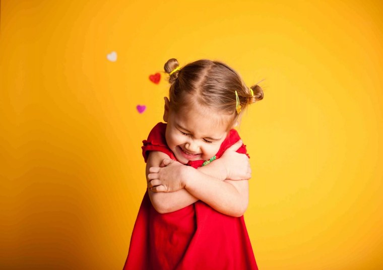 Дети на желтом фоне