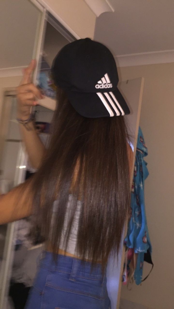 Девушка селфи в зеркале