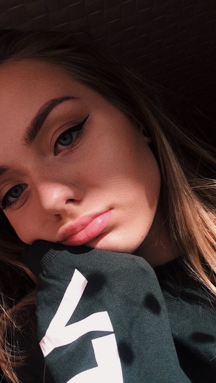 Девушка селфи подросток ночью