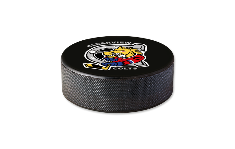 Хоккейная шайба на белом фоне