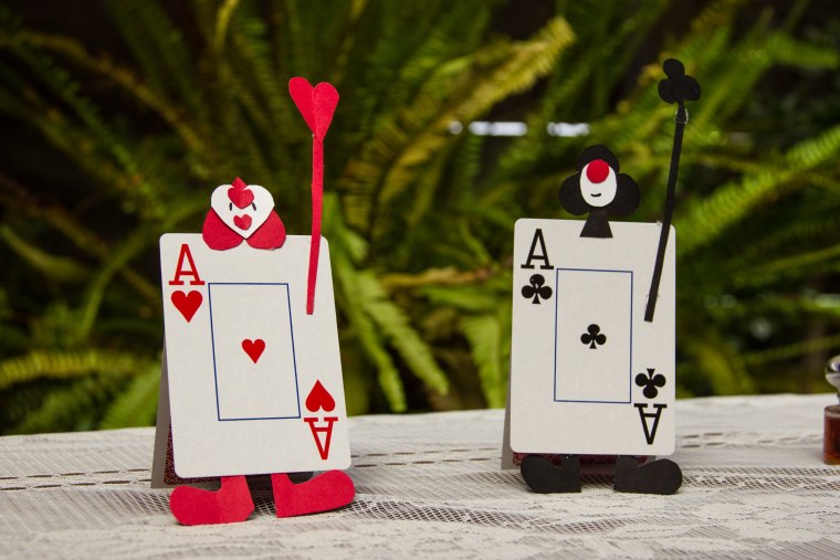 Алиса в стране чудес карты стражники