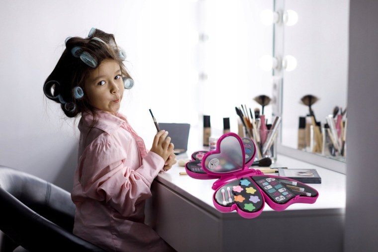 Маленькие девочки с косметикой