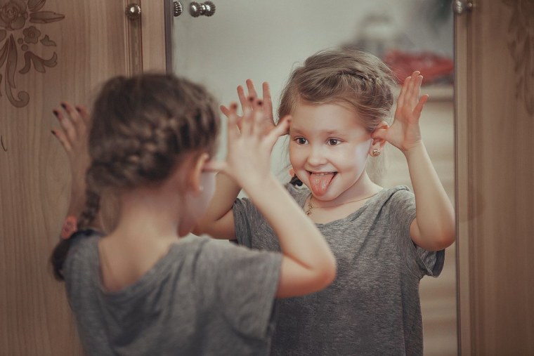 Отражение ребенка в зеркале