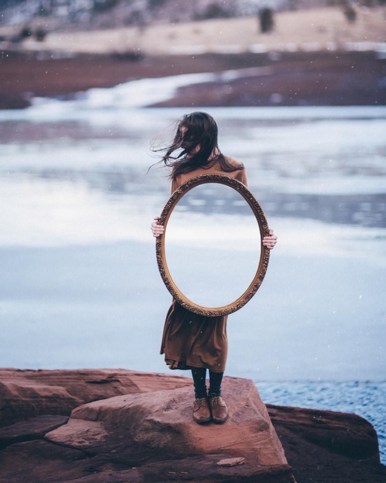 Девушка держит зеркало