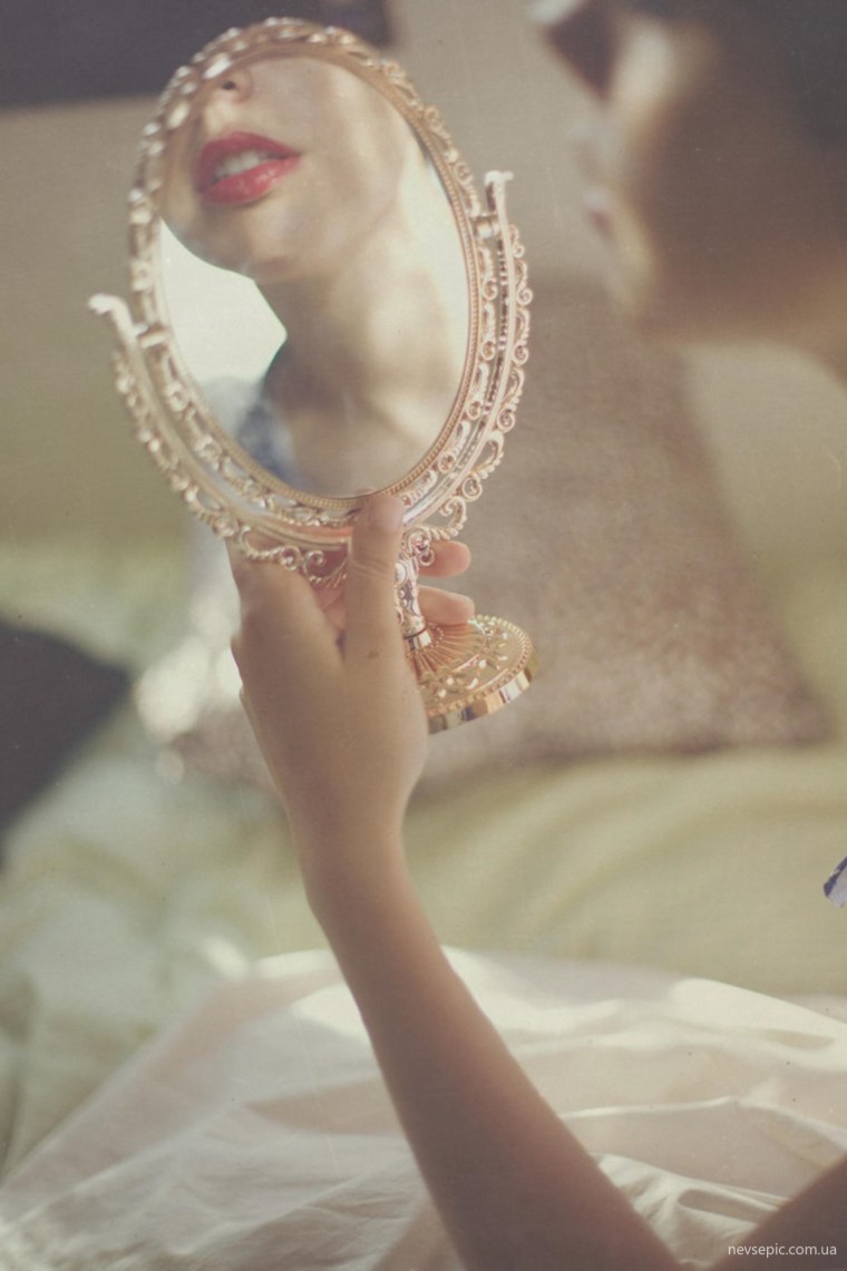 Девушка с зеркальцем