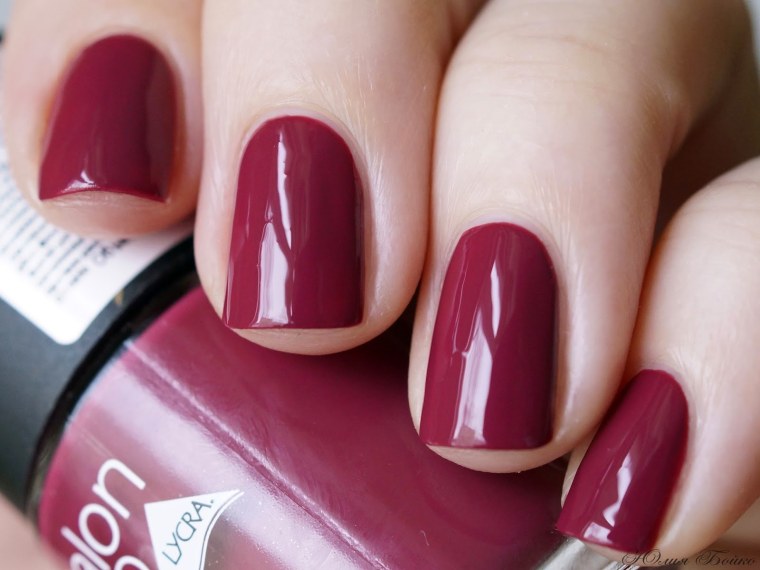 Бордовый лак для ногтей