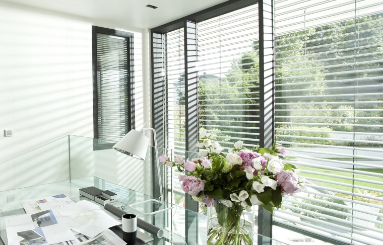 Горизонтальные жалюзи на панорамные окна