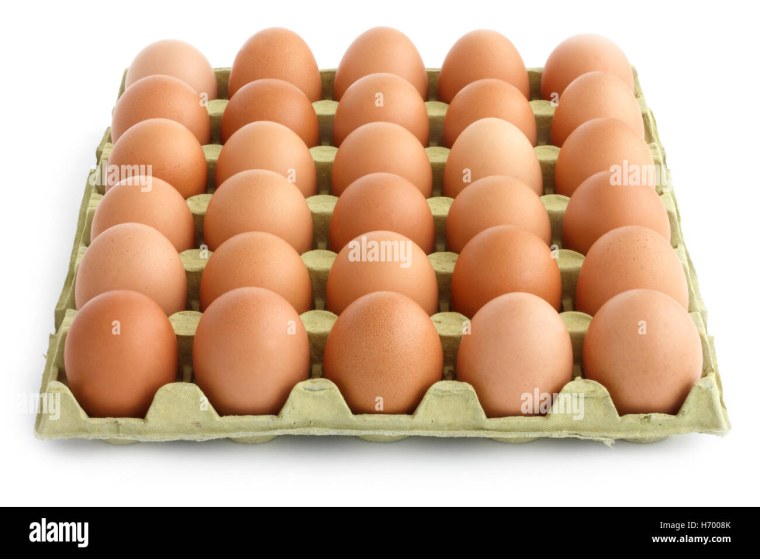 Лоток яиц на белом фоне