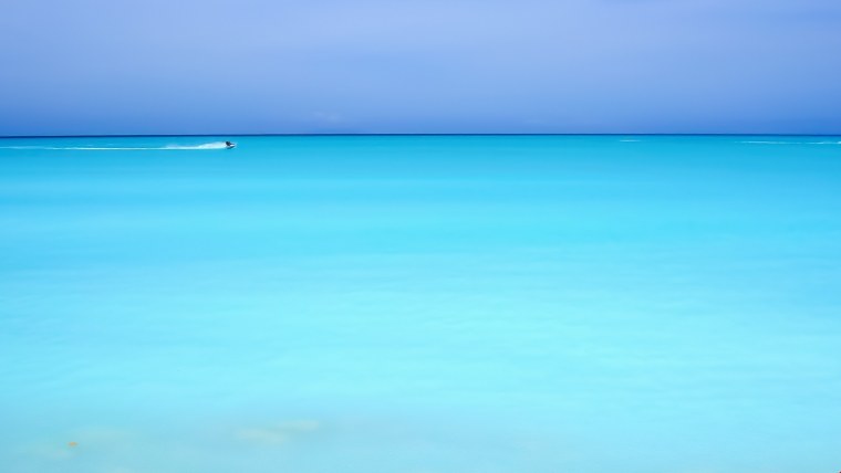 Голубое море