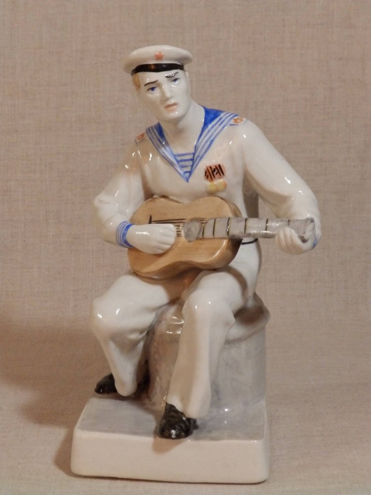 Фарфоровая статуэтка моряк с гармошкой