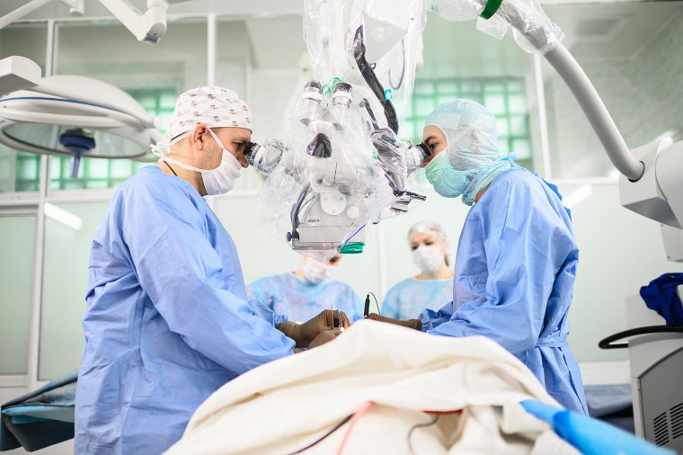 Нейрохирурги в операционной