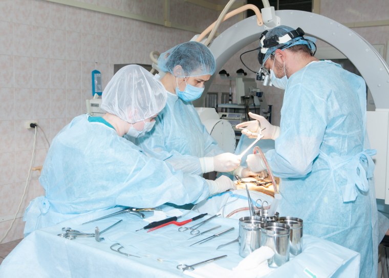 Операционная медсестра в нейрохирургии