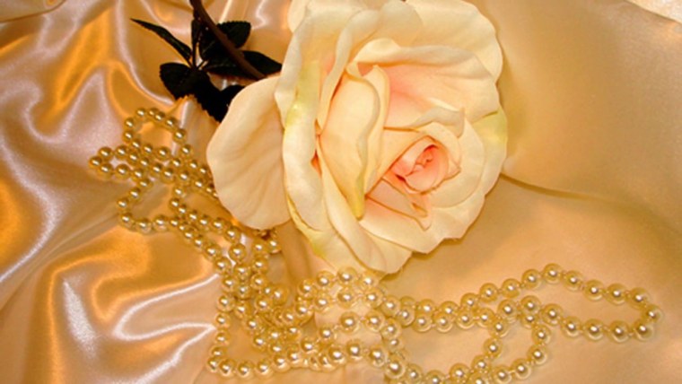 Красивые цветы с жемчугом