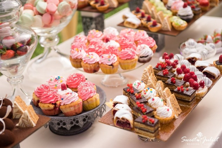 Стол со сладостями