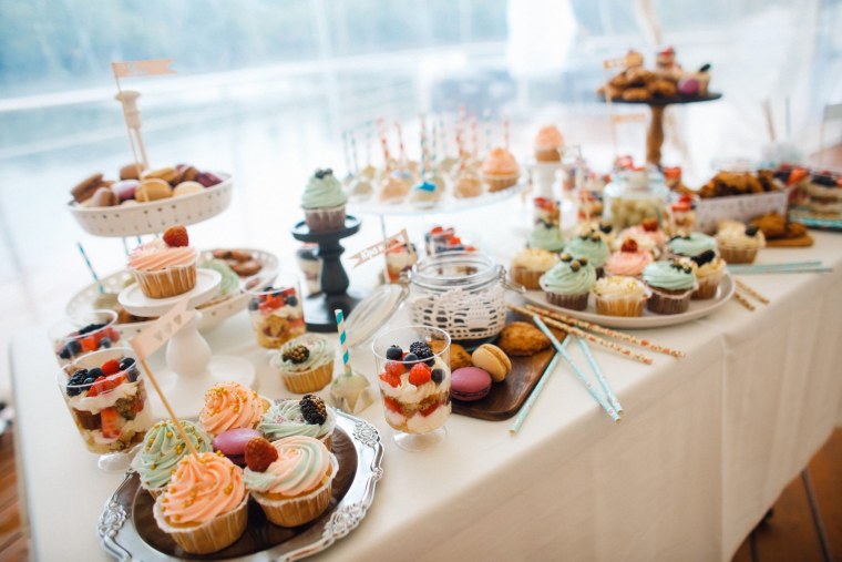 Стол со сладостями