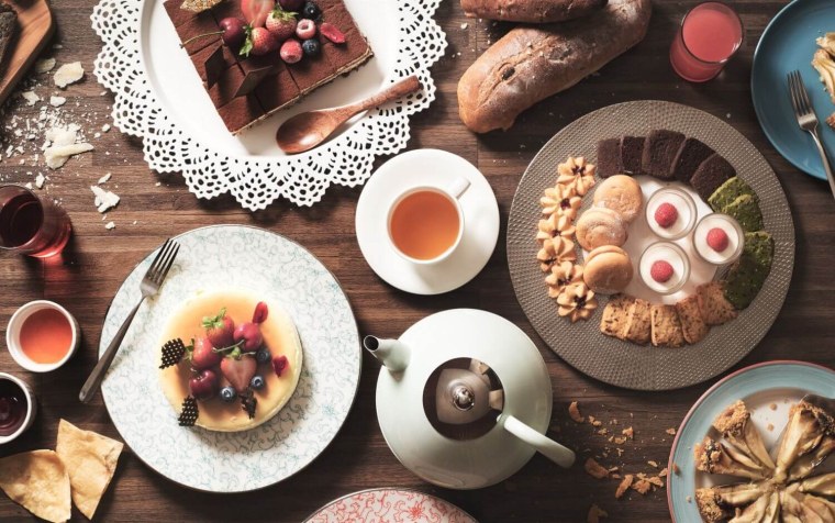 Десерт на столе