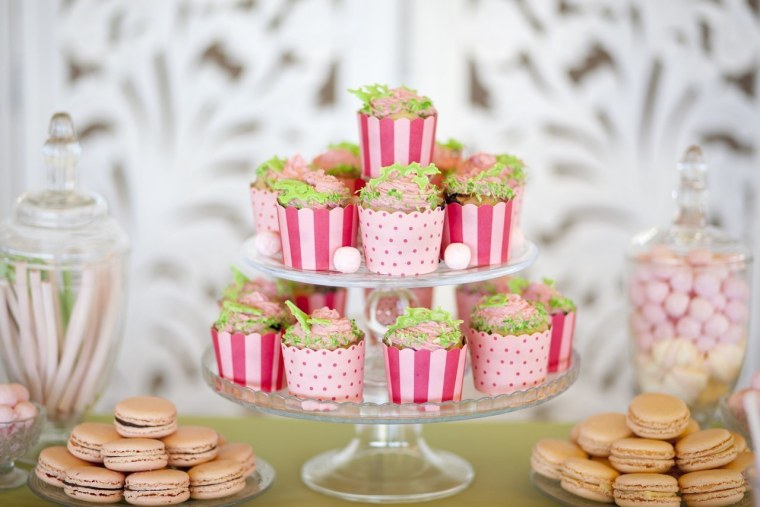 Стол со сладостями