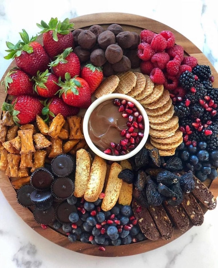 Поднос с фруктами и сладостями