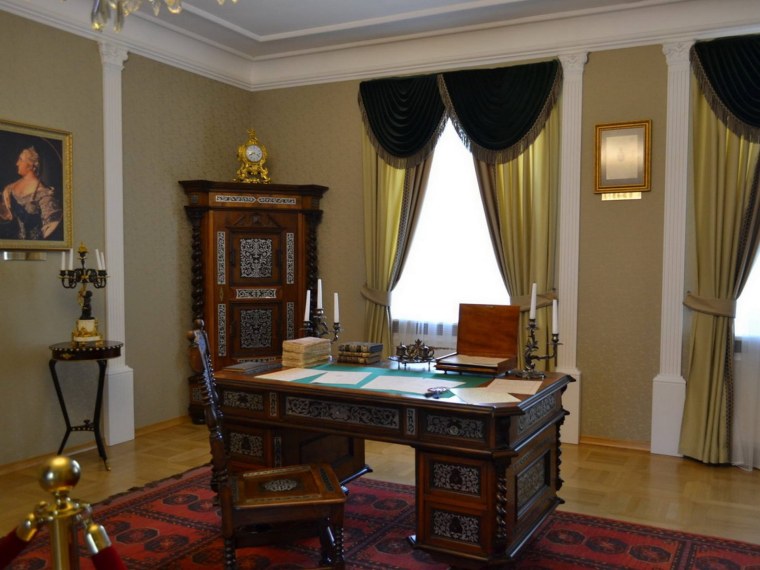 Кабинет в дворянской усадьбе 18 века