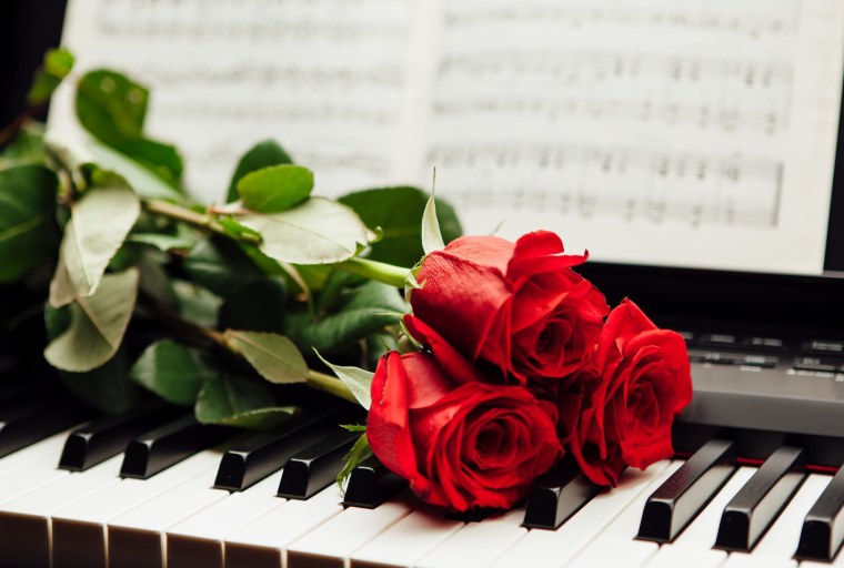 Цветы на пианино