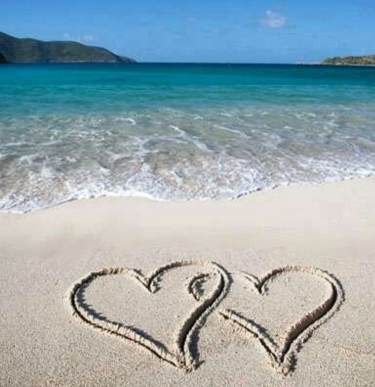 Сердце на песке у моря