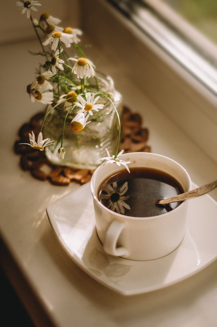 Кружка чая на подоконнике