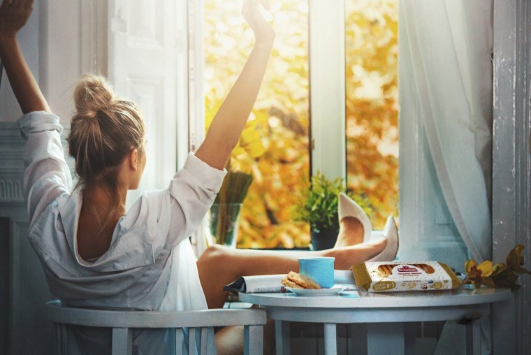 Девушка с чашкой у окна