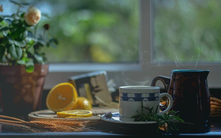 Чашка на подоконнике