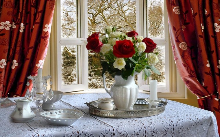 Зимнее окно и цветы в интерьере