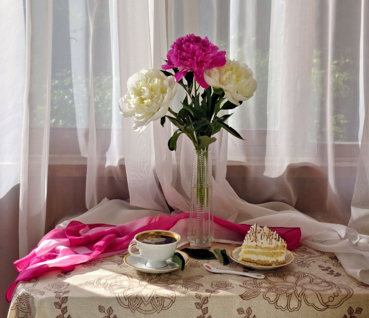 Цветы на утреннем столе