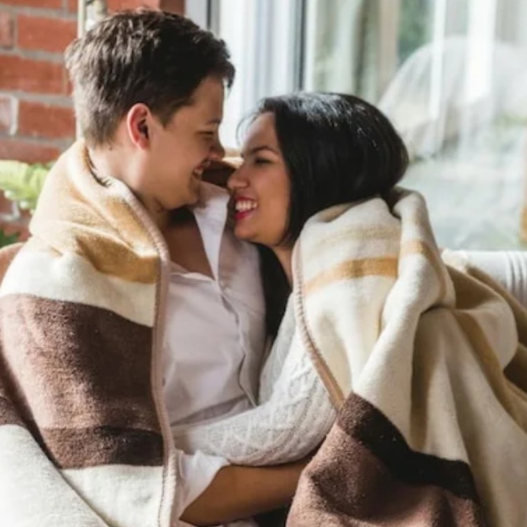 Пара в пледе