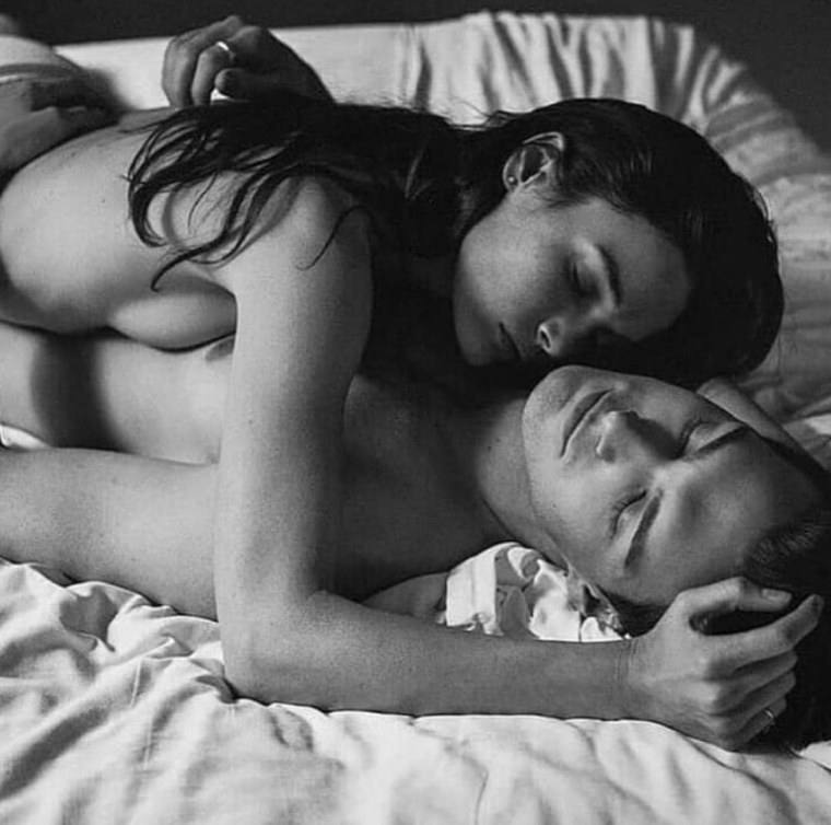 Обнимаются в кровати