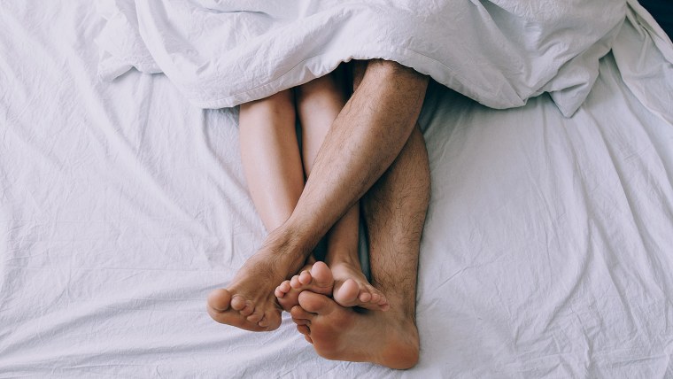 Ноги на кровати
