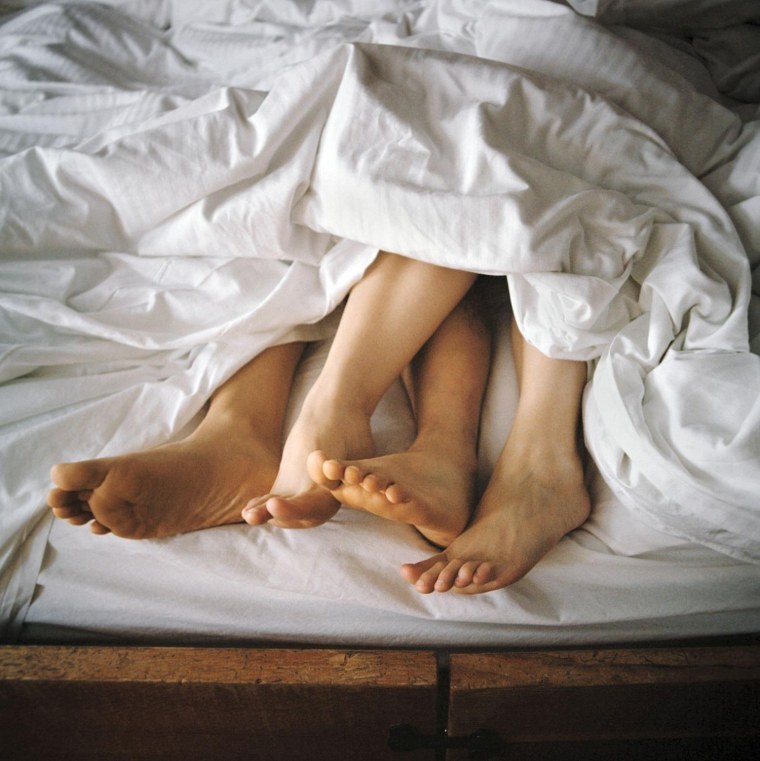 Мужские и женские ноги в кровати