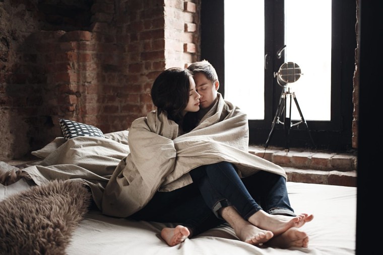 Парень с девушкой под пледом