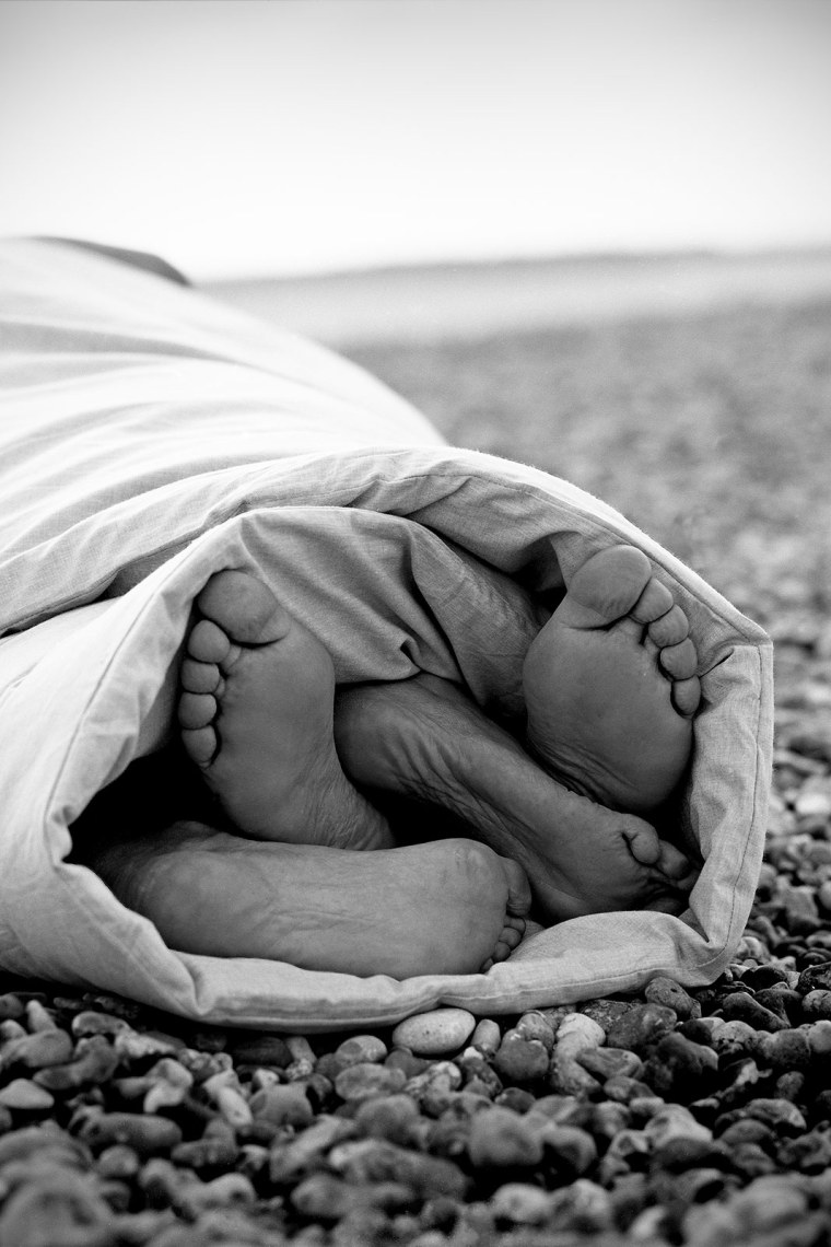 Укрывает одеялом