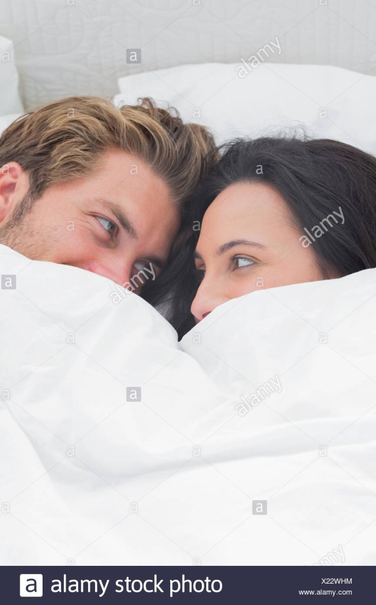 Пара под одеялом