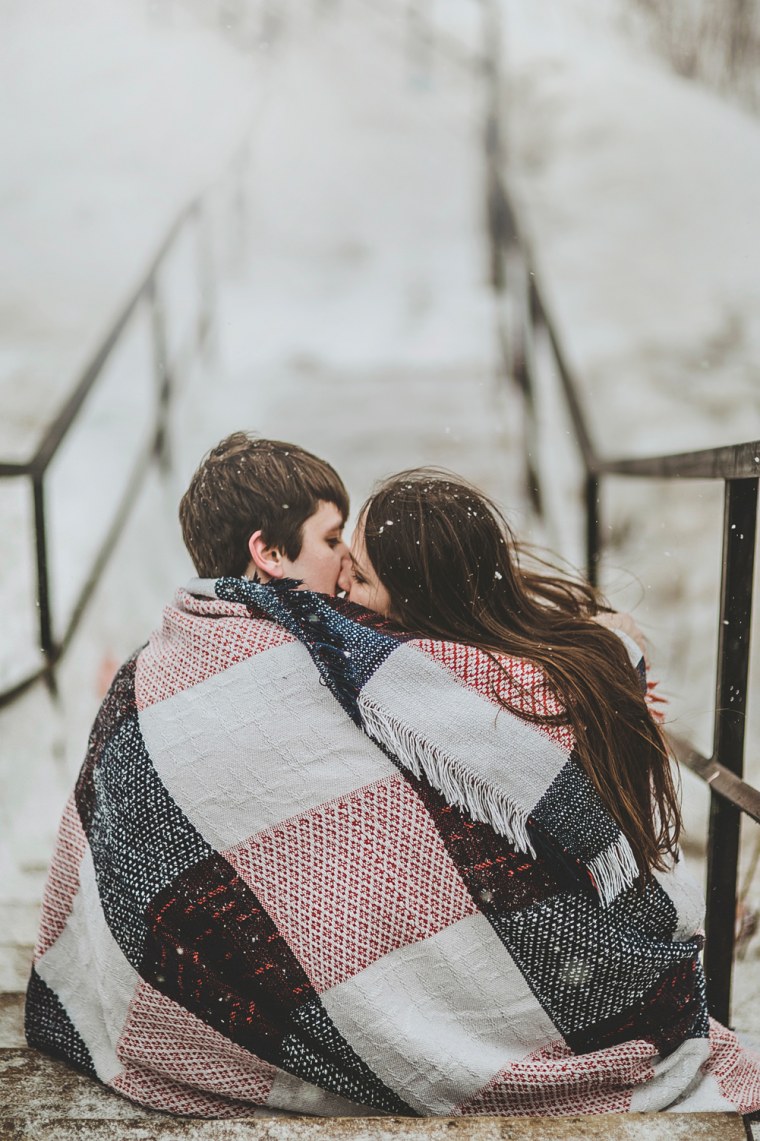 Укрывает пледом