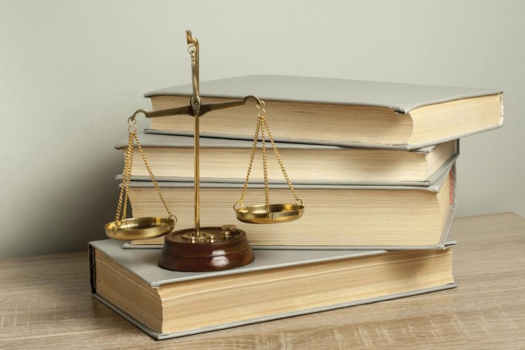 Весы с книгами