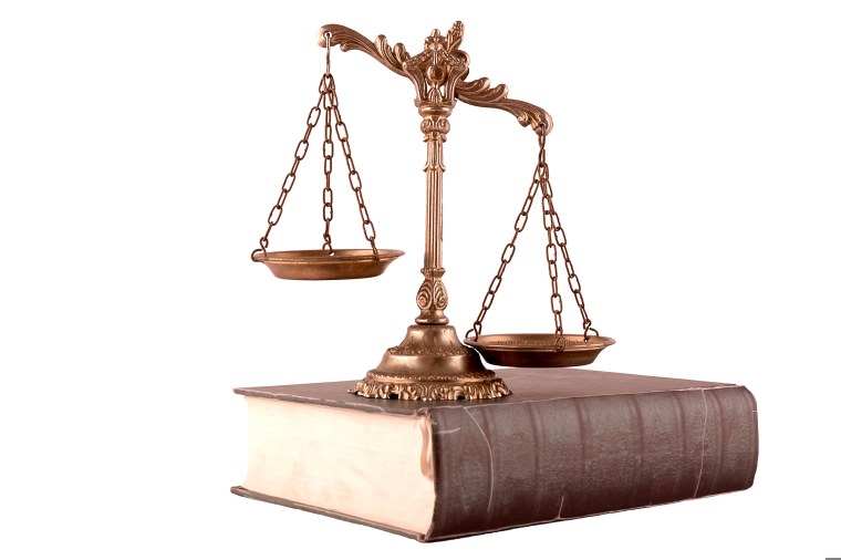 Судебные весы на белом фоне