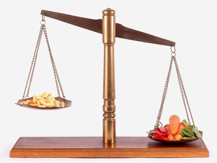 Чаша весов с деньгами