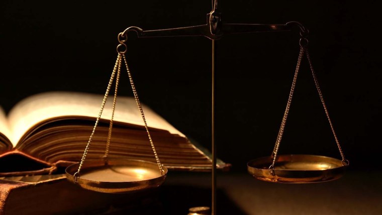 Весы на темном фоне