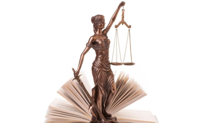 Правосудие на белом фоне