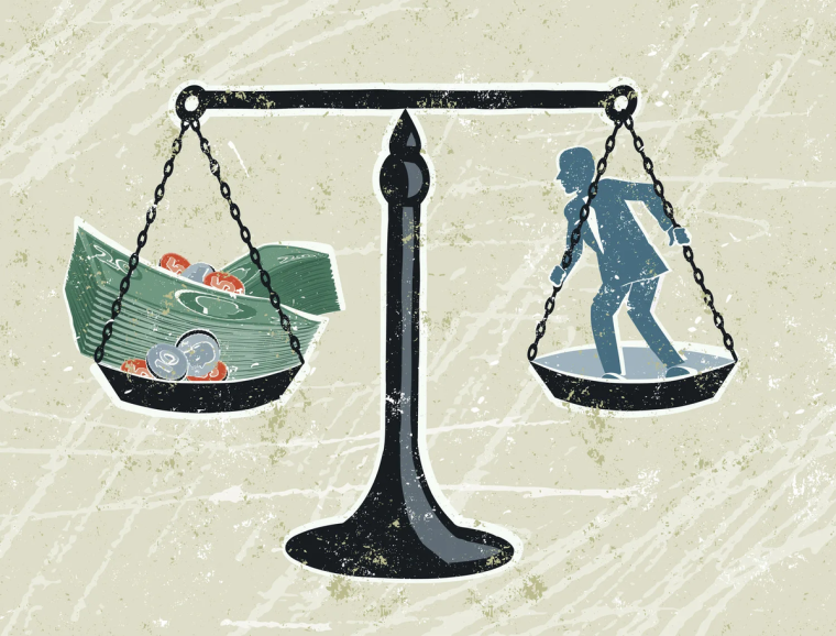 Весы с деньгами и человеком