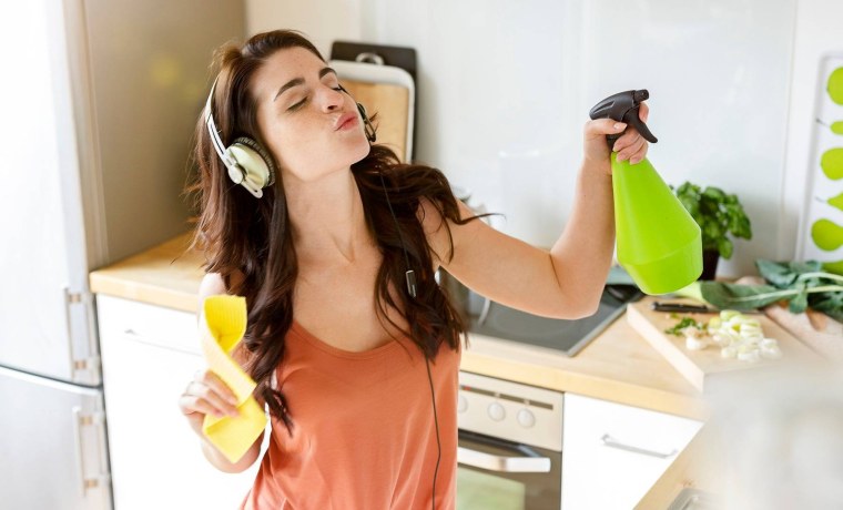 Девушка убирается в квартире