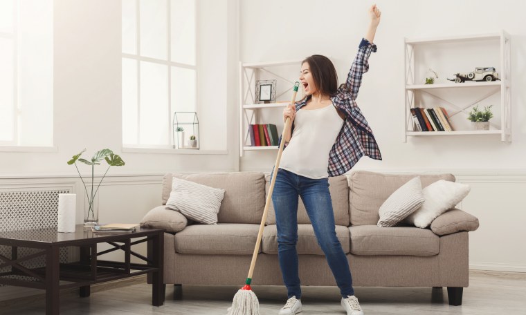 Девушка наводит порядок в доме