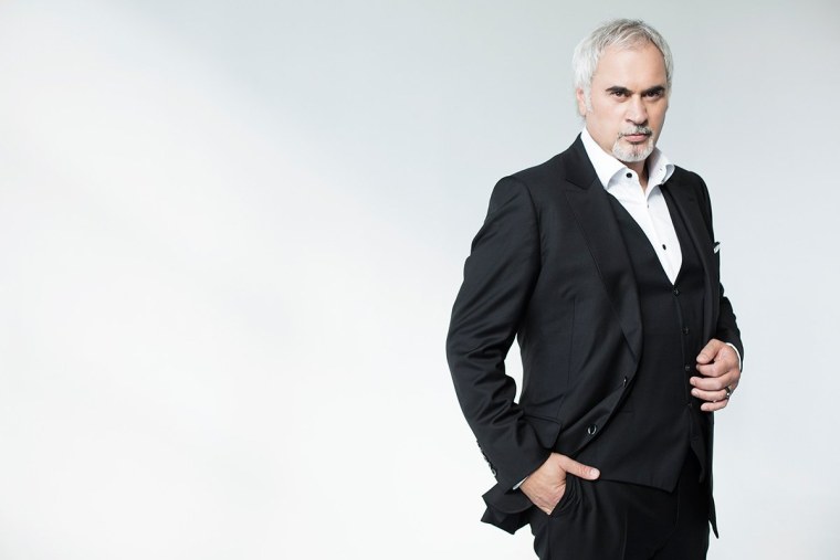 Валерий Меладзе на белом фоне